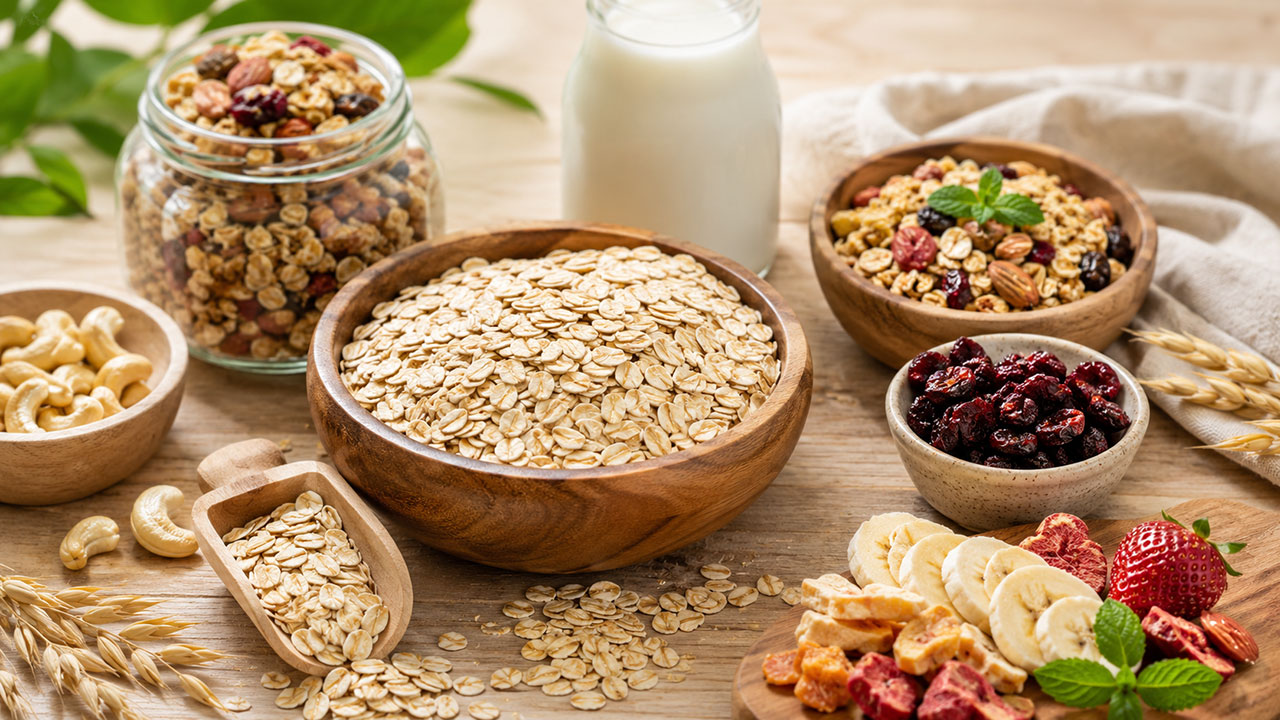 Olahan granola rolled oat bernutrisi dengan kacang mede dan pemanis alami dari YAVA Bali