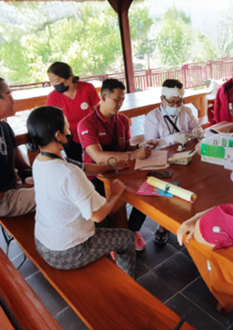 Tim medis melakukan pemeriksaan kesehatan kepada warga dalam kegiatan komunitas.