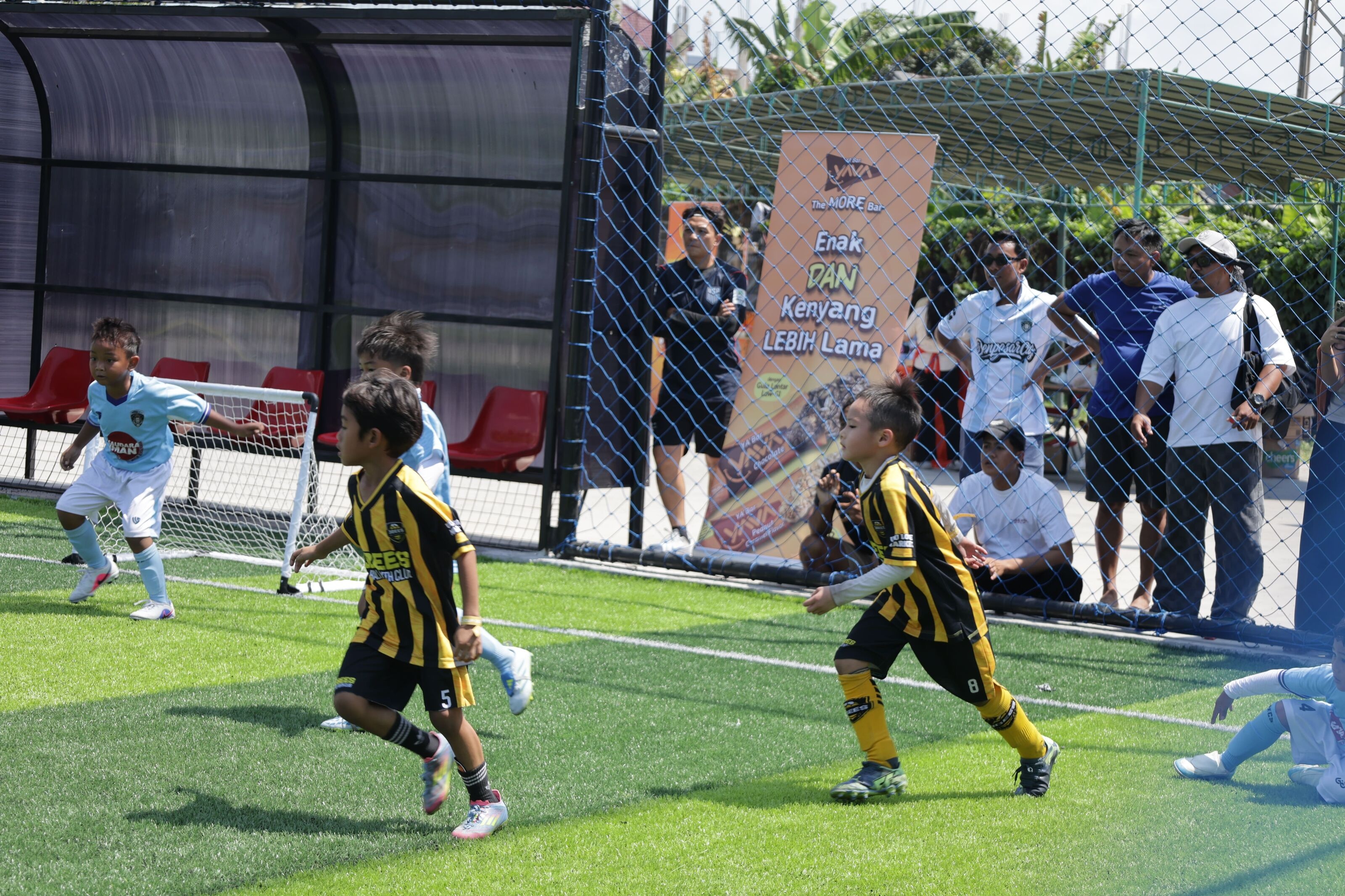 YAVA support BSS Brazilia Soccer School YAVA membagikan YA’Bar kepada pemain anak di BSS Tournament Brazilian Soccer School