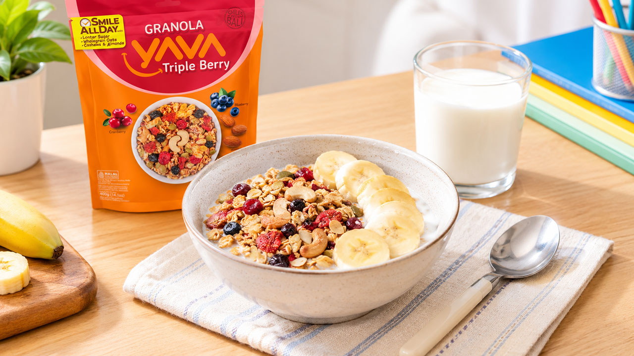 Ide Sarapan Anak dengan Granola YAVA, Susu, dan Pisang Semangkuk Granola YAVA dengan susu dan irisan pisang untuk sarapan anak usia sekolah.